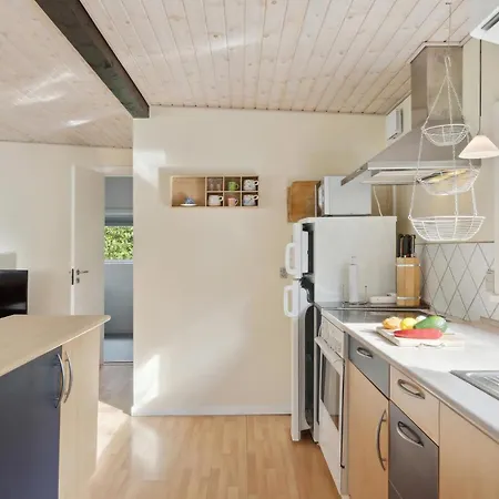 4 Bedroom Lovely In Sjaellands Odde Dom wakacyjny *